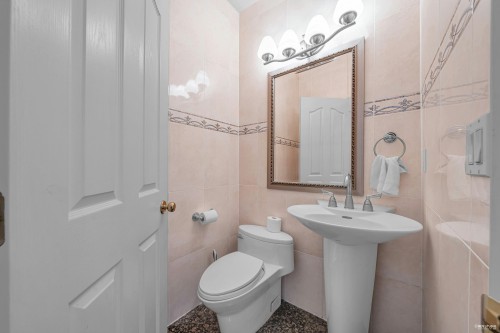 213 28Th Street W, North Vancouver, BC 