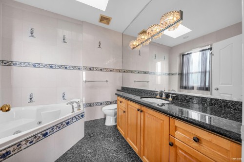 213 28Th Street W, North Vancouver, BC 