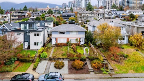 226-228 5th Street W North Vancouver, BC V7M 1K1