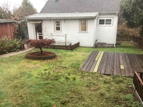 488 4Th Street E, North Vancouver, BC 