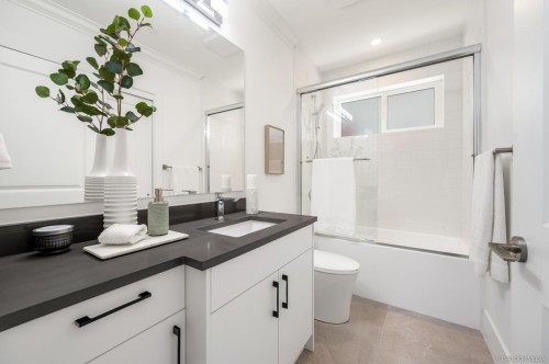 1427 27Th Avenue E, Vancouver, BC 