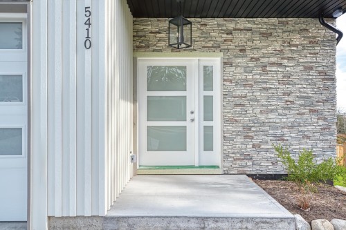 5410 Stellar Way, Sechelt, BC 