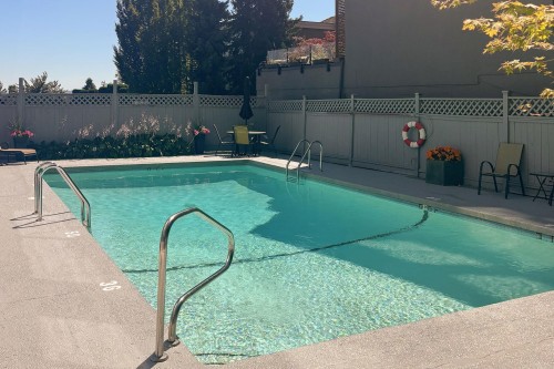 203-1730 Duchess Avenue, West Vancouver, BC 