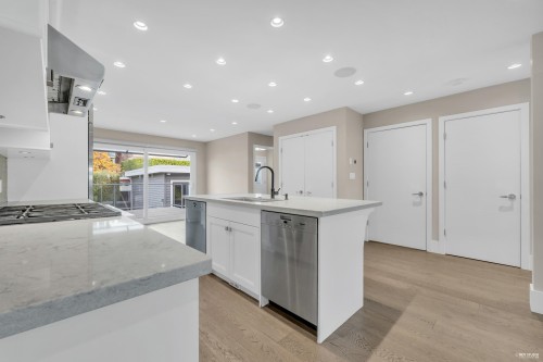 1251 Clyde Avenue, West Vancouver, BC 