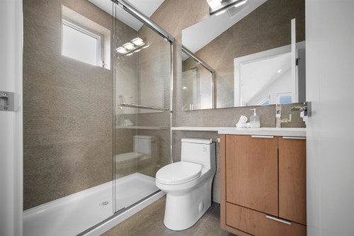 2-3563 25Th Avenue E, Vancouver, BC 