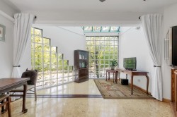 2217 Oak Street  Vancouver, BC V6H 3W6