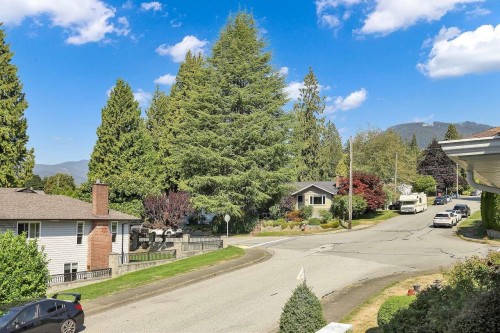 203 26Th Street E, North Vancouver, BC 