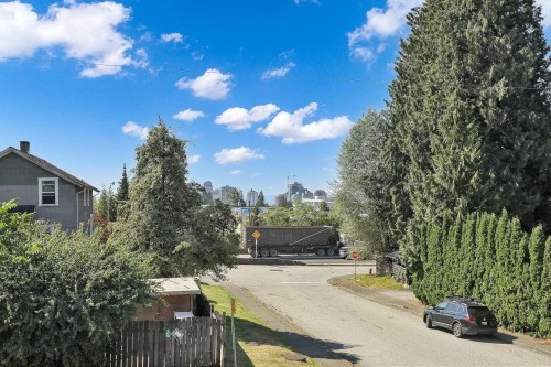 203 26Th Street E, North Vancouver, BC 