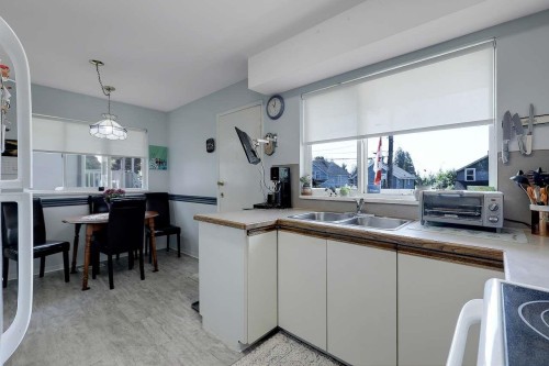 203 26Th Street E, North Vancouver, BC 