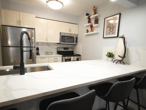 204-1550 Mariner Walk, Vancouver, BC 