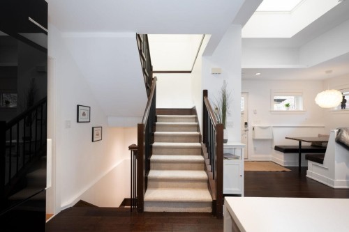 250 10Th Street E, North Vancouver, BC 