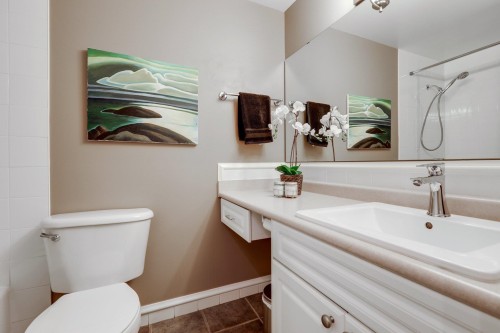 302-330 1St Street E, North Vancouver, BC 