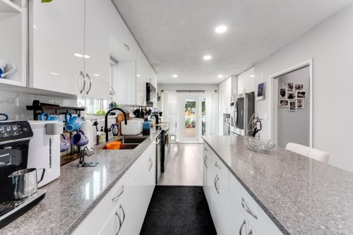 10 Stratford Avenue N, Burnaby, BC 