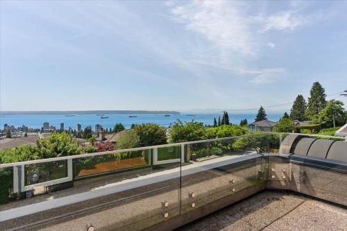 2171 Queens Avenue, West Vancouver, BC 