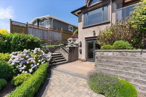 2171 Queens Avenue, West Vancouver, BC 