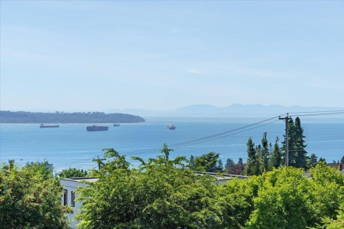 2171 Queens Avenue, West Vancouver, BC 