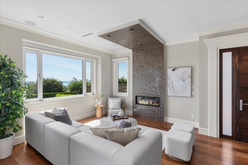 2171 Queens Avenue, West Vancouver, BC 