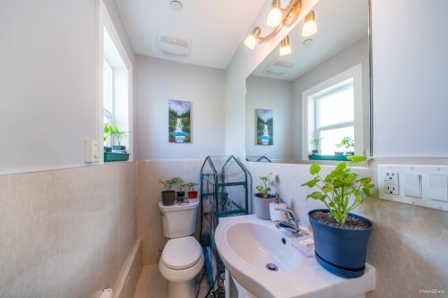 6830 Vivian Street, Vancouver, BC 