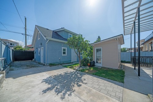 6830 Vivian Street, Vancouver, BC 