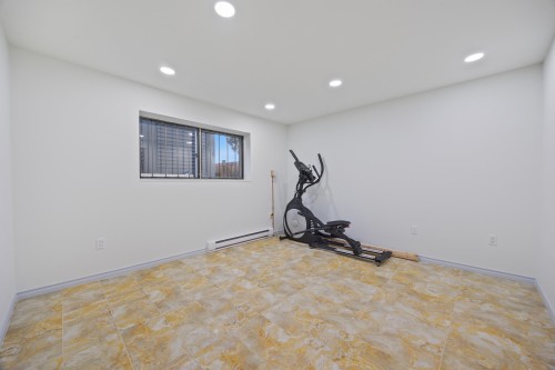 8255 18Th Avenue, Burnaby, BC 