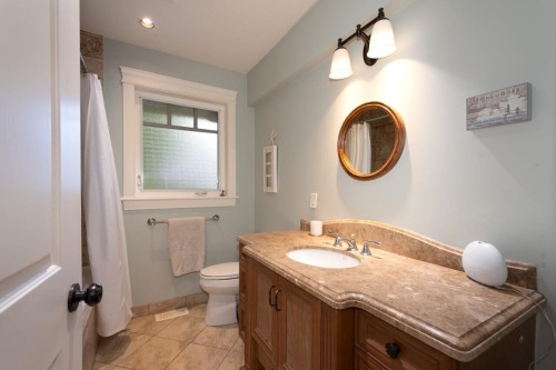 1050 11Th Street, West Vancouver, BC 