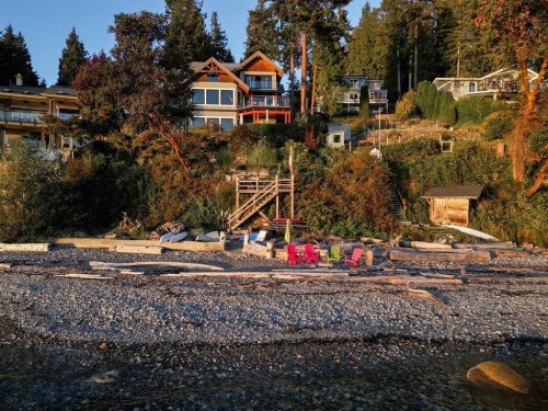 3387 Beach Avenue, Roberts Creek, BC 
