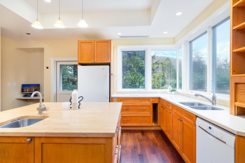 6220 Summit Avenue, West Vancouver, BC 