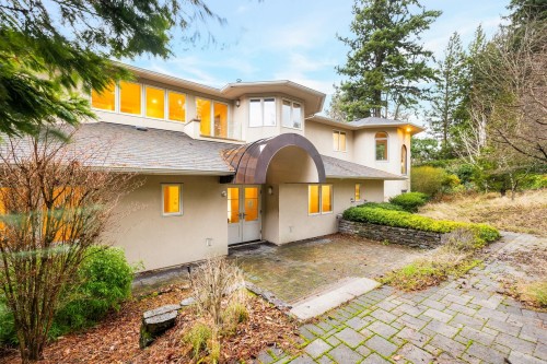 6220 Summit Avenue, West Vancouver, BC 
