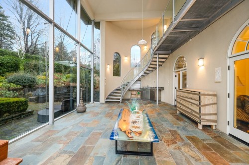 6220 Summit Avenue, West Vancouver, BC 