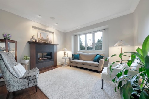 518 16Th Street E, North Vancouver, BC 