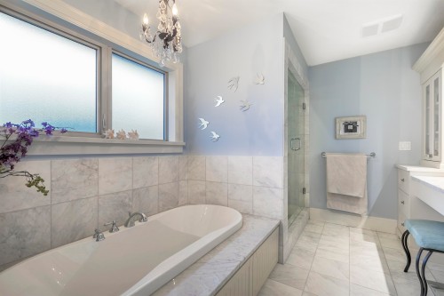 518 16Th Street E, North Vancouver, BC 