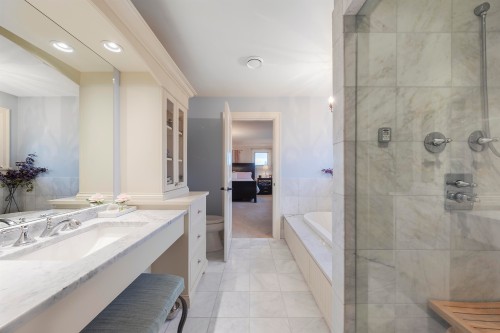 518 16Th Street E, North Vancouver, BC 