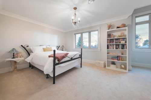 518 16Th Street E, North Vancouver, BC 