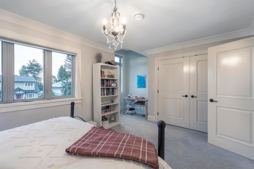 518 16Th Street E, North Vancouver, BC 