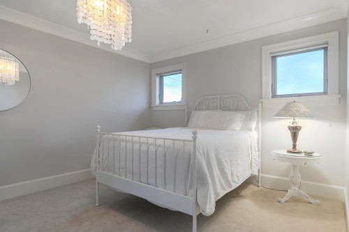 518 16Th Street E, North Vancouver, BC 