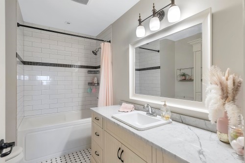 518 16Th Street E, North Vancouver, BC 