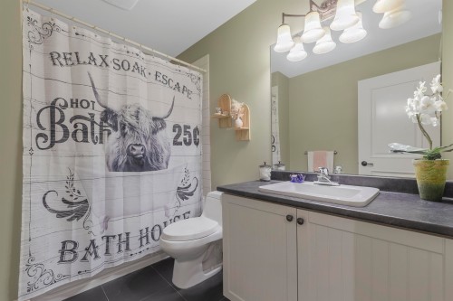 518 16Th Street E, North Vancouver, BC 