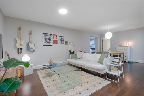 518 16Th Street E, North Vancouver, BC 