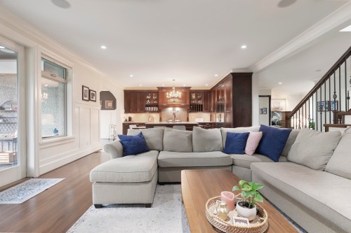 518 16Th Street E, North Vancouver, BC 