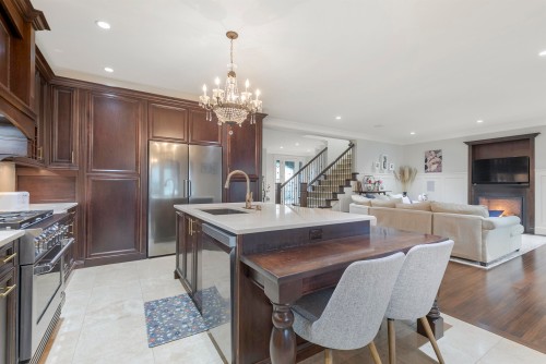 518 16Th Street E, North Vancouver, BC 