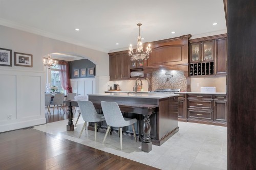 518 16Th Street E, North Vancouver, BC 