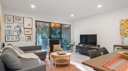 318-1345 15th Avenue W Vancouver, BC V6H 3R3