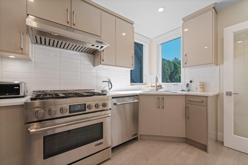 5199 Cliffridge Avenue, North Vancouver, BC 