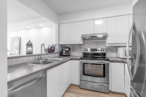 1605-3071 Glen Drive, Coquitlam, BC 