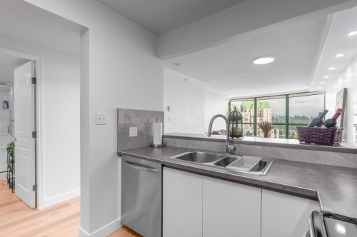 1605-3071 Glen Drive, Coquitlam, BC 