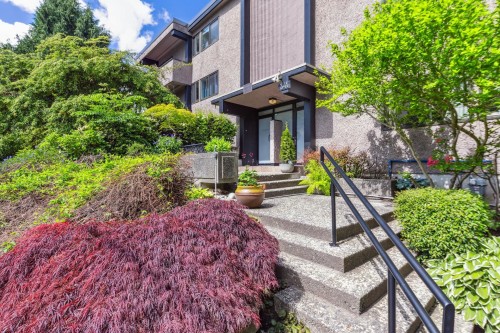 205-341 Mahon Avenue, North Vancouver, BC 