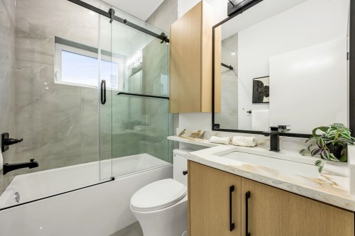 2827 Dundas Street, Vancouver, BC 