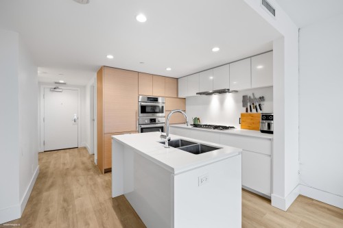 606-5508 Hollybridge Way, Richmond, BC 