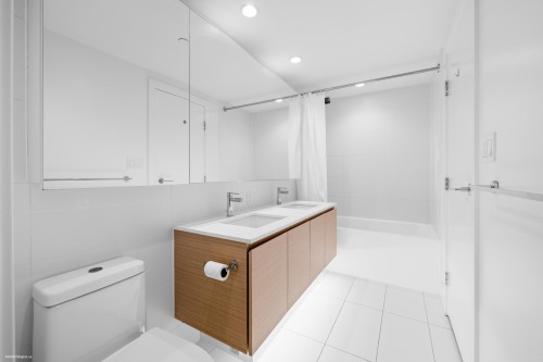 606-5508 Hollybridge Way, Richmond, BC 