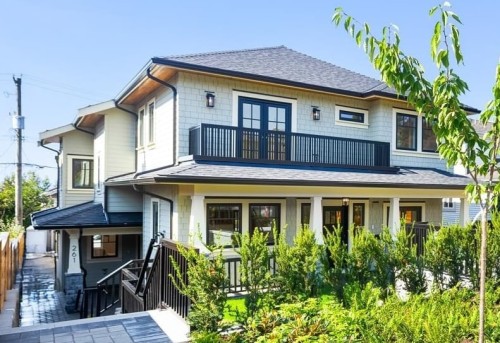 261 6th Street W North Vancouver, BC V7M 1K7